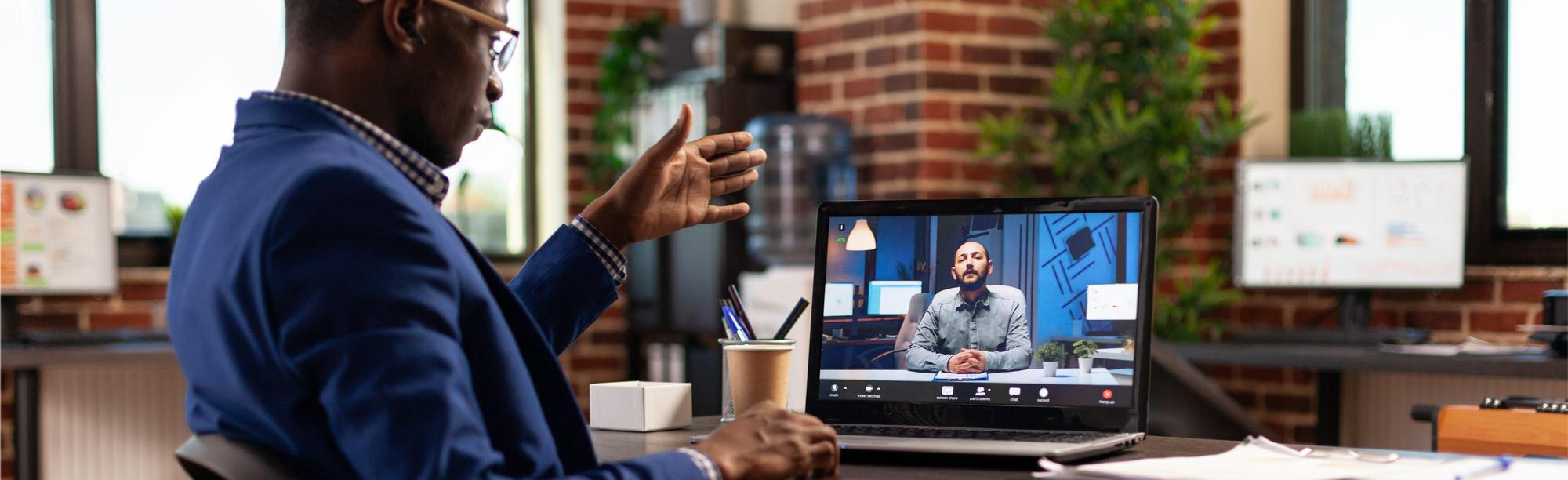 Image de personnes utilisant un ordinateur et une tablette